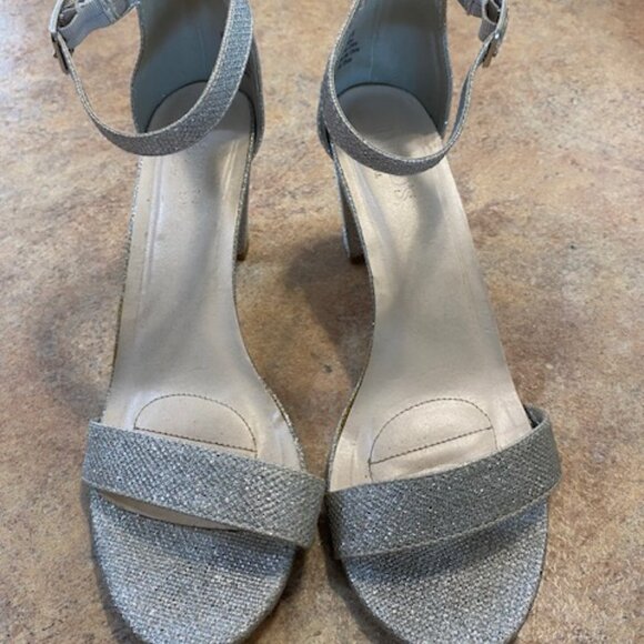 David's Bridal Aryaw Wedding/Prom Ankle Strap Shoe Size 9 Wide Silver - Picture 1 of 7